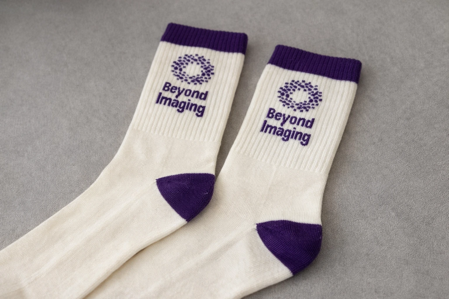 Individuelle Beyond Imaging Sportsocken mit Logo – fertiges Produkt