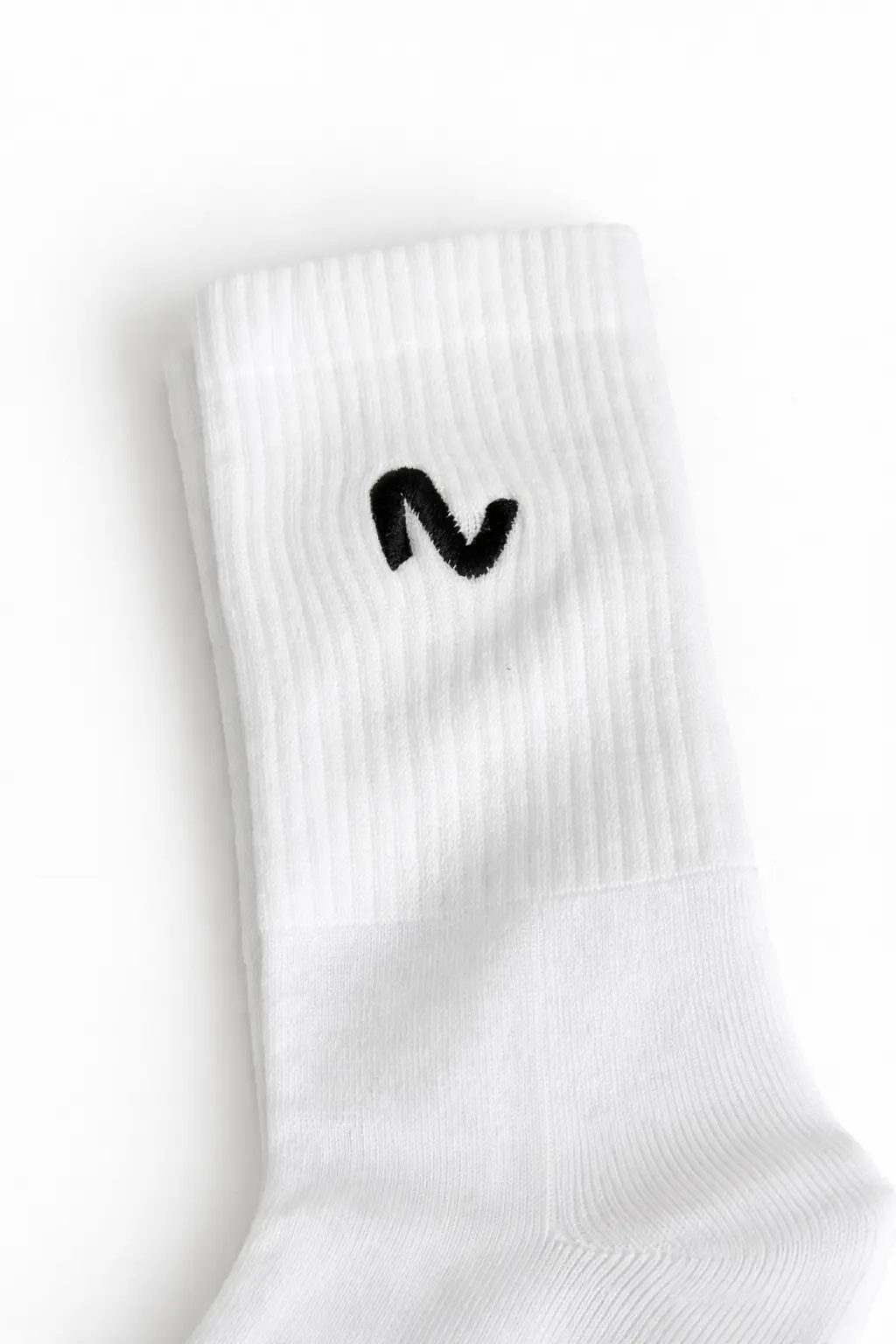 Besticktes Neura Robotics Logo auf weißer Sportsocke – Nahaufnahme