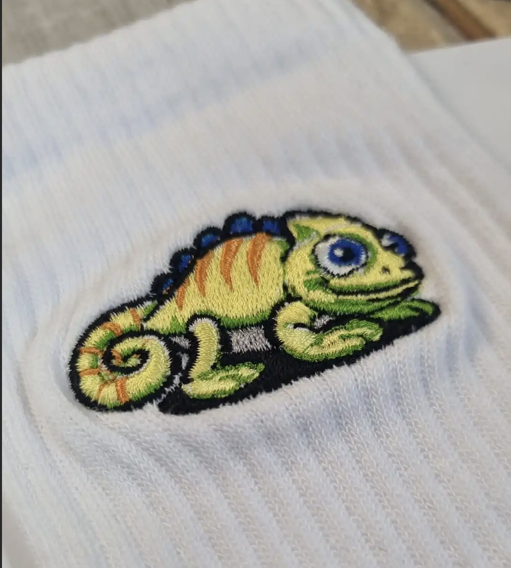Socke bestickt mit buntem Chamäleon-Motiv – Detailaufnahme hochwertiger Bestickung